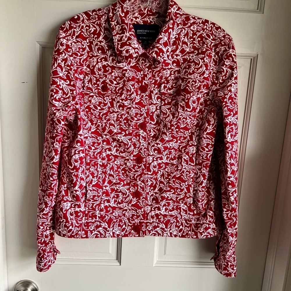Jones Of New York Women’s Red Floral Lightweight Jacket.  Size Medium.